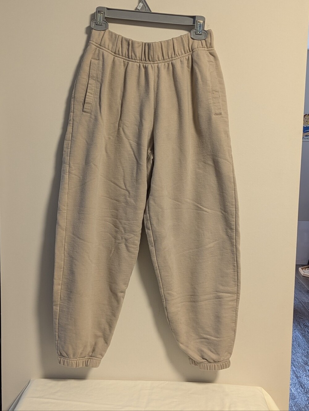 Aerie Women’s  Beige Jogger Sweatpants. Elastic Waist And Hems. Size S.